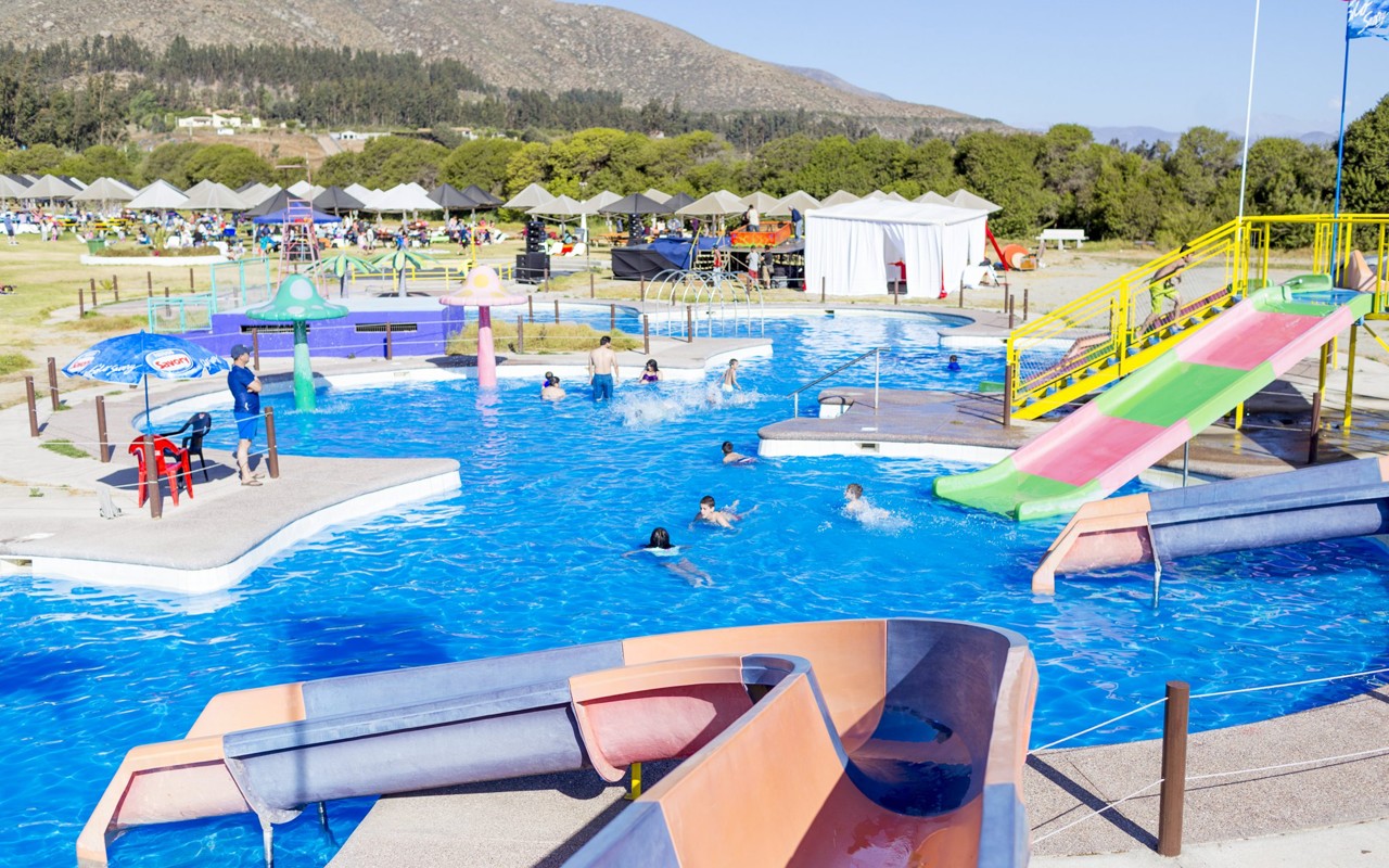 Zona de piscinas Mega Curu